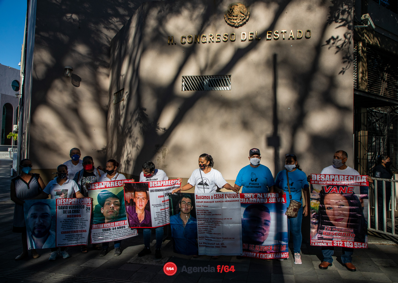Miembros del Colectivo Red Desaparecidos en Colima se manifestaban en las afueras del Congreso con mantas impresas con la imagen e información de sus Familiares Desaparecidos.