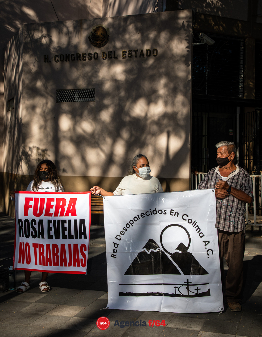 Miembros del Colectivo Red Desaparecidos en Colima se manifestaban en las afueras del Congreso con mantas impresas con la imagen e información de sus Familiares Desaparecidos.