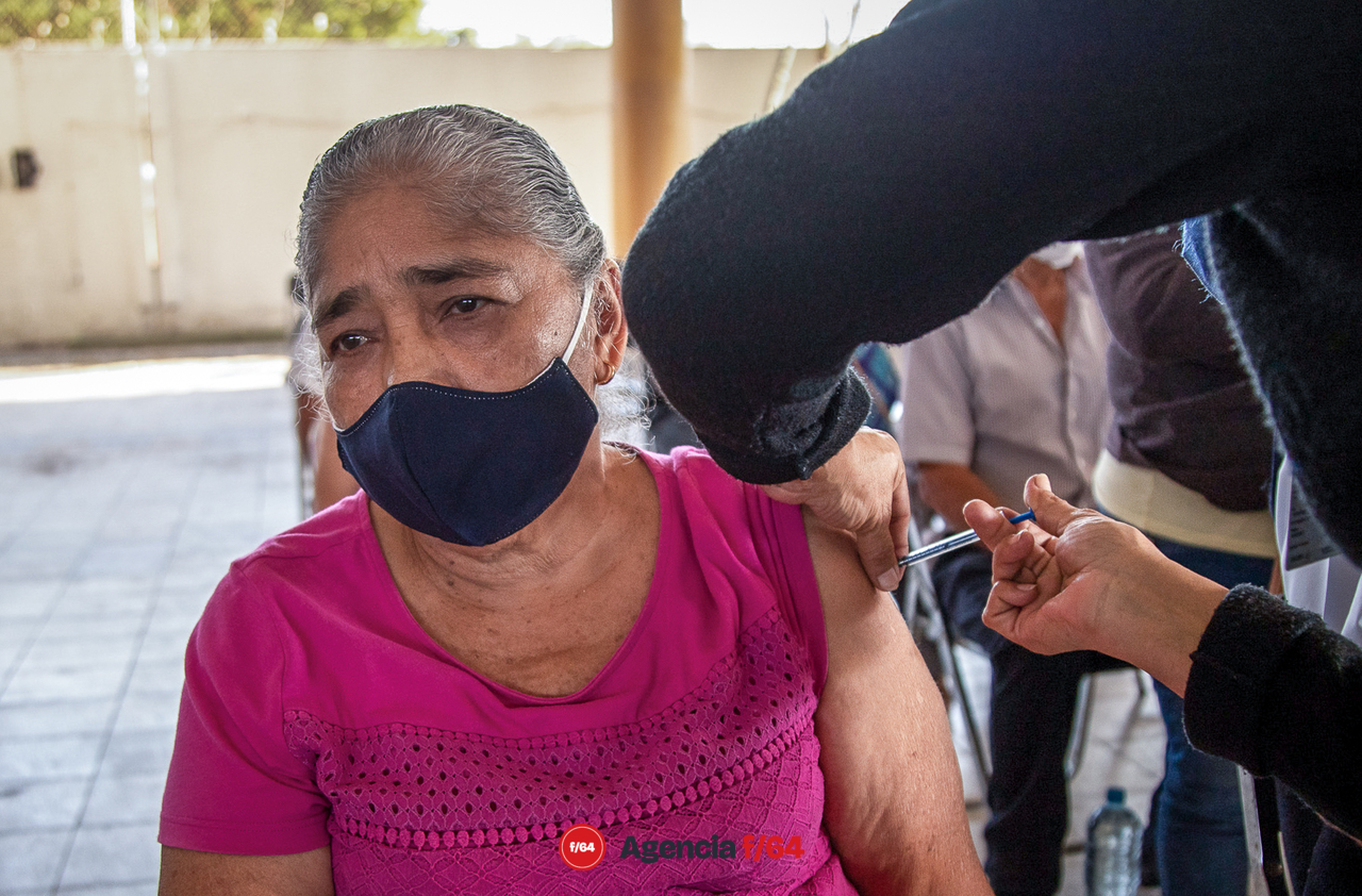 Responsabilidad social.
Mujer es vacunada contra COVID-19