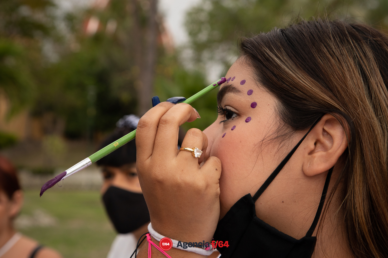 Mujeres se preparan para manifestación.