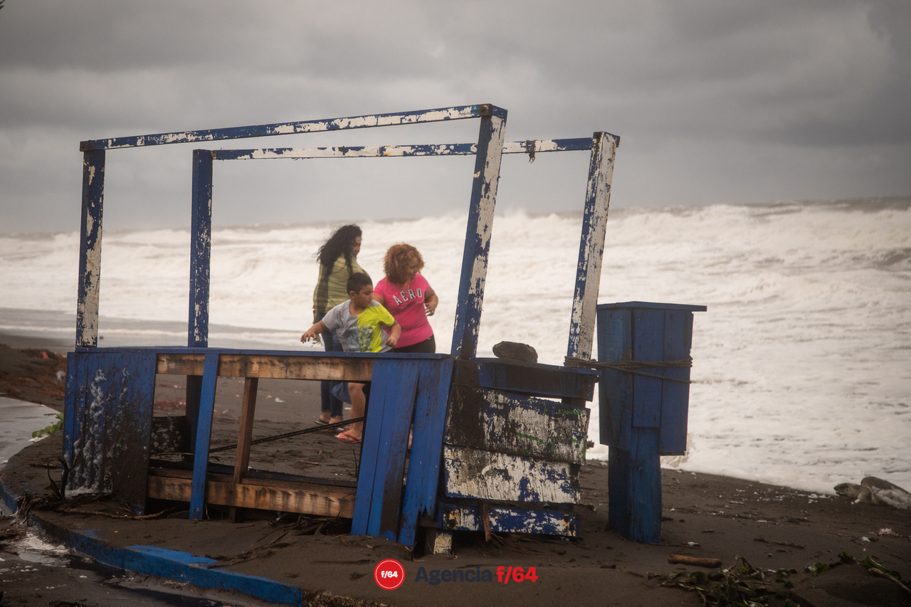 Familia en playa Cuyutlán, tras el paso del huracán Nora.