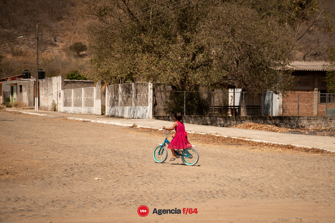 Niña transita en su bicicleta las calles de su comunidad.
El Amarradero, Colima.