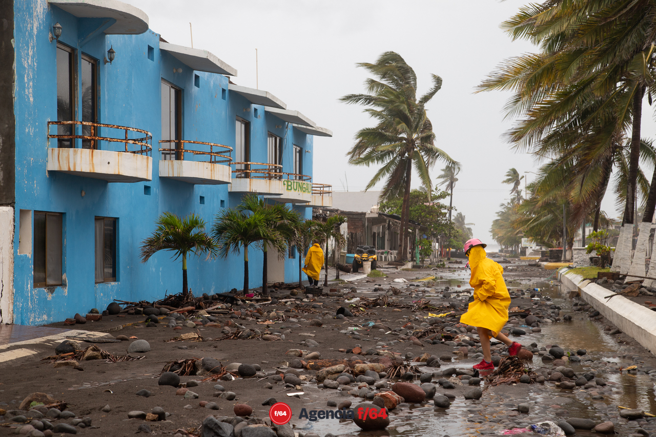 Solidaridad.
Personas en playa Paraíso en Armería, tras el huracán Nora.