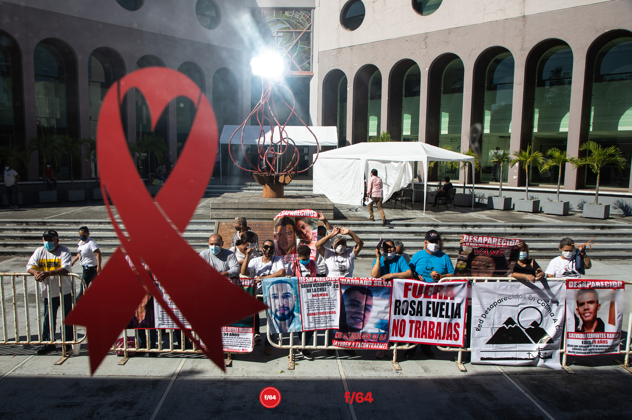 En las afueras del Congreso ni el sol ni el calor hizo que Familiares miembros de la Red de Desaparecidos en Colima desistieran de manifestar el apoyo a los compañeros voceros del Colectivo que asistieron a la "comparecencia" de la comisionada de Búsqueda de Personas del Estado de Colima, Rosa Evelia Pérez Valdivia, quien finalmente se desistió de dicha comparecencia.