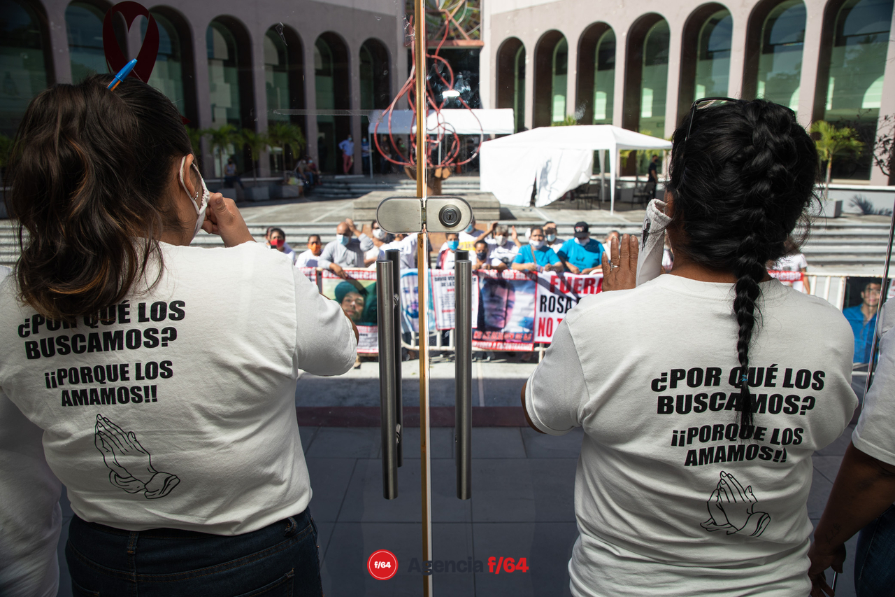 En las afueras del Congreso ni el sol ni el calor hizo que Familiares miembros de la Red de Desaparecidos en Colima desistieran de manifestar el apoyo a los compañeros voceros del Colectivo que asistieron a la "comparecencia" de la comisionada de Búsqueda de Personas del Estado de Colima, Rosa Evelia Pérez Valdivia, quien finalmente se desistió de dicha comparecencia.
