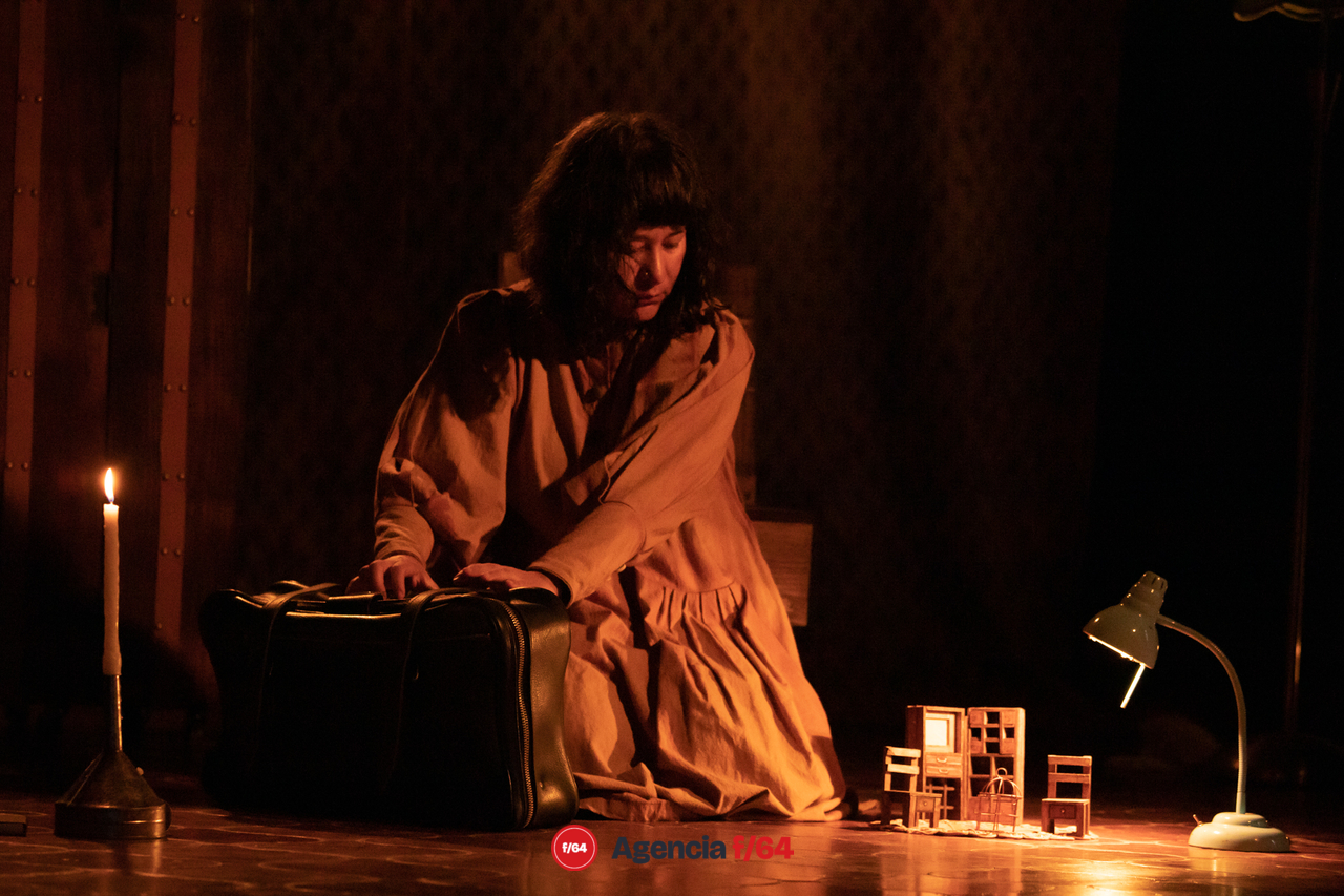 La serie de LAS COSAS (radiografía entre paredes)
compañía Bazar Teatro.