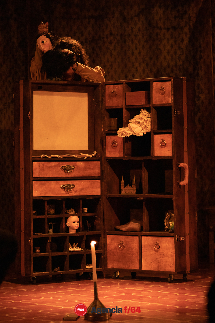 La serie de LAS COSAS (radiografía entre paredes)
compañía Bazar Teatro.