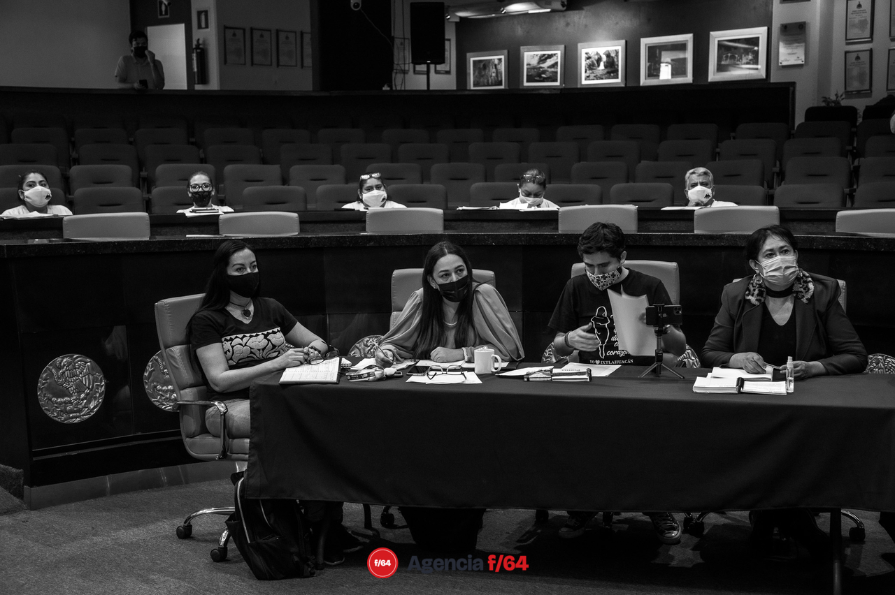 Diputados locales del Partido MORENA escuchan del diputado presidente de la Mesa Directiva, Rogelio Salinas Sánchez, la lectura del texto con el que Rosa Evelia Pérez Valdivia justifica su negativa a comparecer frente a los voceros representantes del Colectivo Red Desaparecidos en Colima.