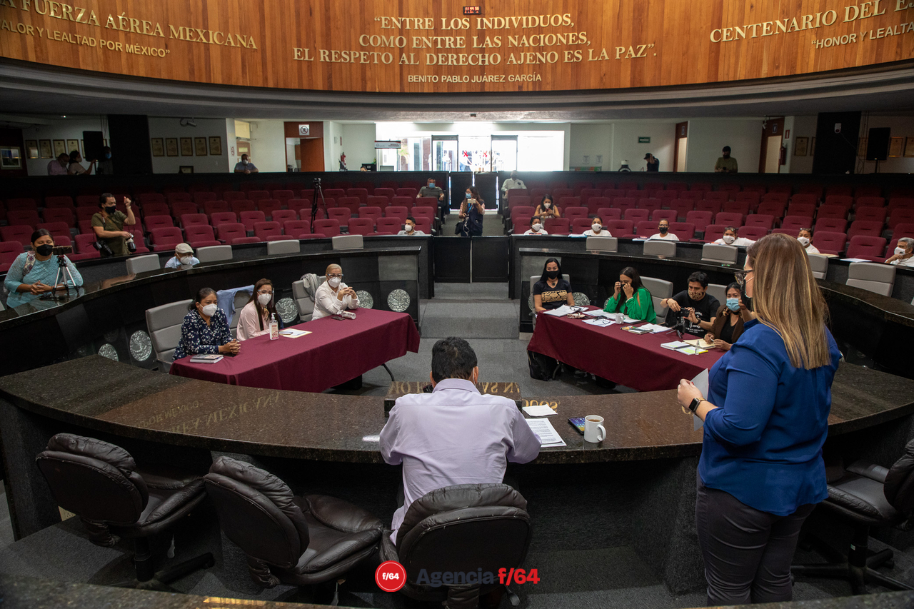 El diputado presidente de la Mesa Directiva, Rogelio Salinas Sánchez, dando lectura al texto con el que Rosa Evelia Pérez Valdivia justifica no presentarse a comparecer.