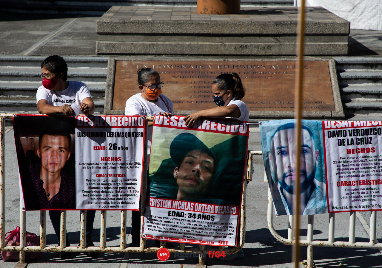 En las afueras del Congreso ni el sol ni el calor hizo que Familiares miembros de la Red de Desaparecidos en Colima desistieran de manifestar el apoyo a los compañeros voceros del Colectivo que asistieron a la "comparecencia" de la comisionada de Búsqueda de Personas del Estado de Colima, Rosa Evelia Pérez Valdivia, quien finalmente se desistió de dicha comparecencia.
