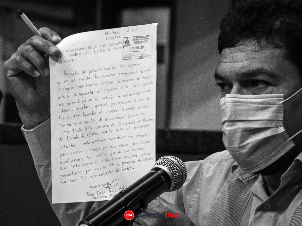 El diputado presidente de la Mesa Directiva, Rogelio Salinas Sánchez, muestra a los presentes el texto con el que Rosa Evelia Pérez Valdivia justifica no presentarse a comparecer.