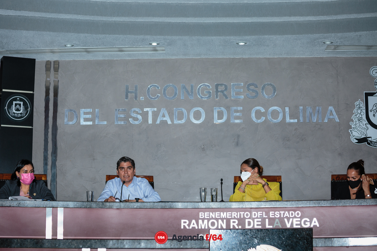 Viridiana Valencia; presidenta de la mesa directiva, las secretarias Glenda Ochoa y Myriam Gudiño, y el diputado y ex-Secretario de Planeación y Finanzas del Gobierno de Estado de Colima, Carlos Noriega.