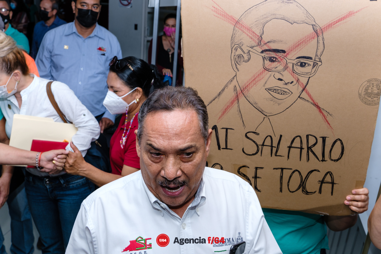 El líder del sindicato de Trabajadores del Estado, Martín Flores, habla en el Congreso del Estado exigiendo se castigue a los responsables del desastre financiero del Gobierno del Estado de Colima.