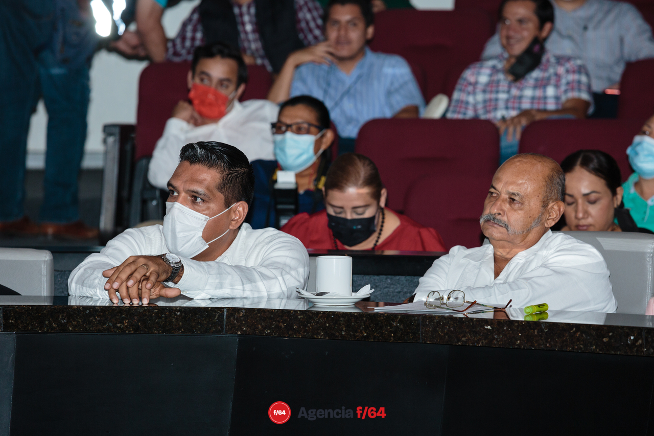 Los diputados Héctor Magaña y Roberto Chapula escuchando las intenciones de sus compañeras y compañeros de legislatura.