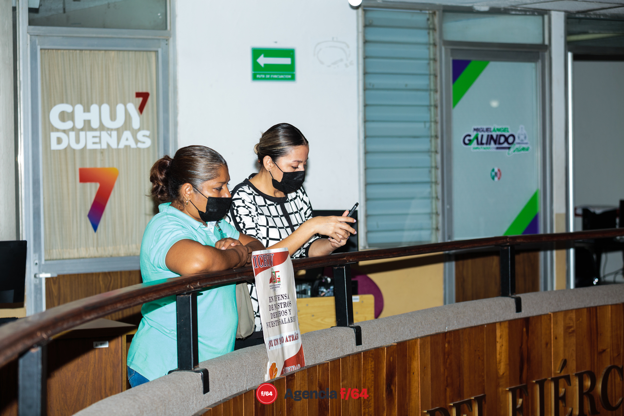 Personal del Sindicato de Trabajadores del Gobierno del Estados presentes en la sesión del Congreso donde se citaron a los ex-Secretarios de Planeación y Finanzas.