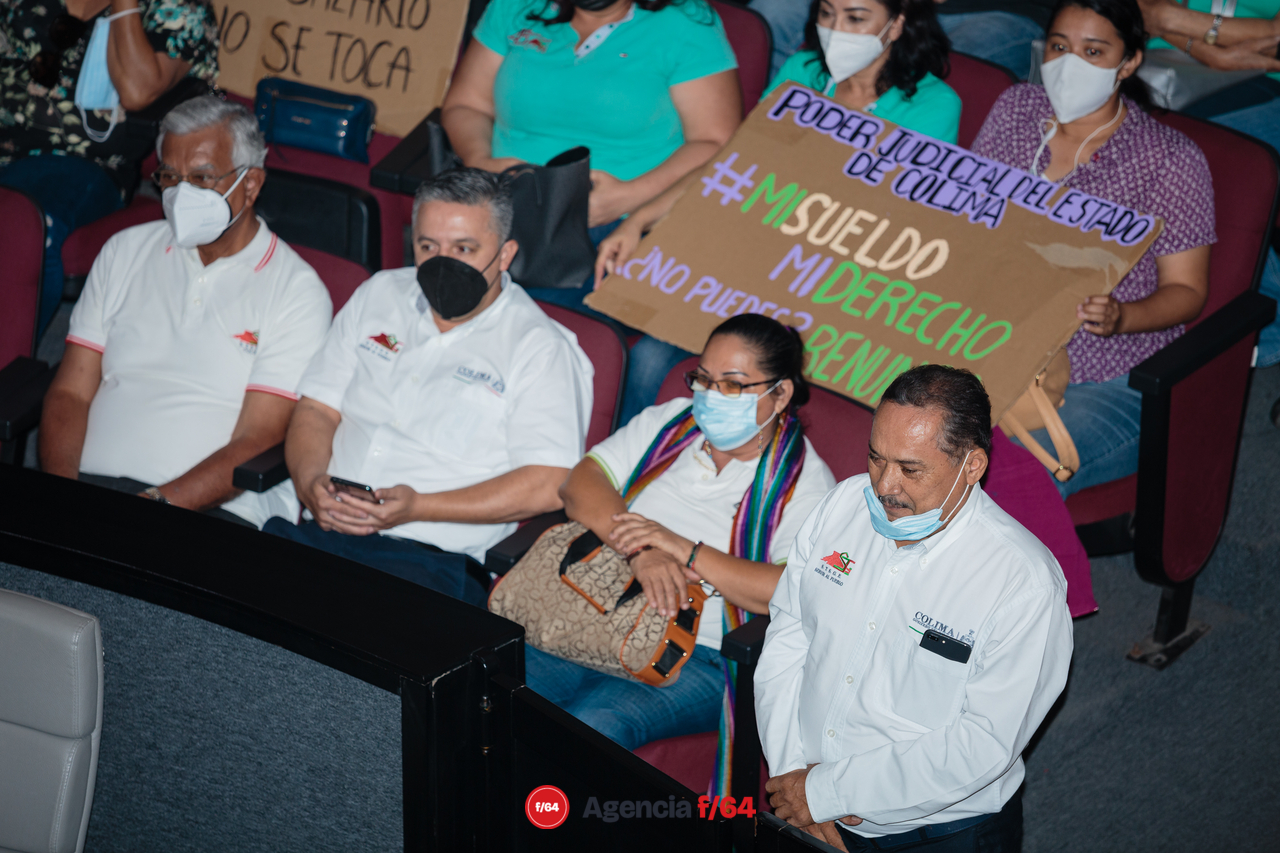 El líder del sindicato de Trabajadores del Estado, Martín Flores, habla en el Congreso del Estado exigiendo se castigue a los responsables del desastre financiero del Gobierno del Estado de Colima.