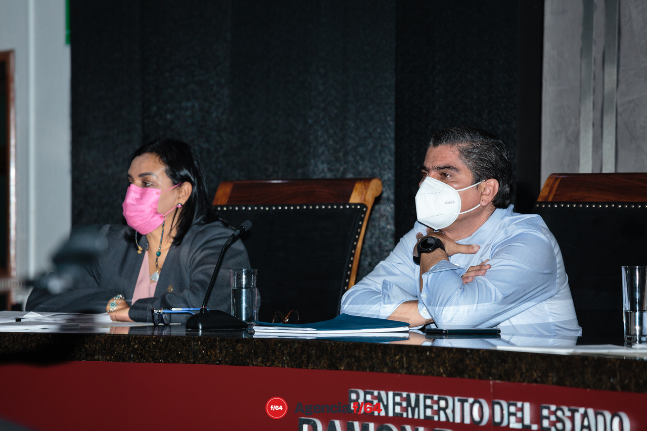 La diputada Myriam Gudiño, y el diputado y ex-Secretario de Planeación y Finanzas del Gobierno de Estado de Colima, Carlos Noriega.
