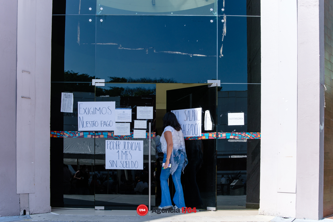Trabajadores del poder judicial protestan por la falta de pago.