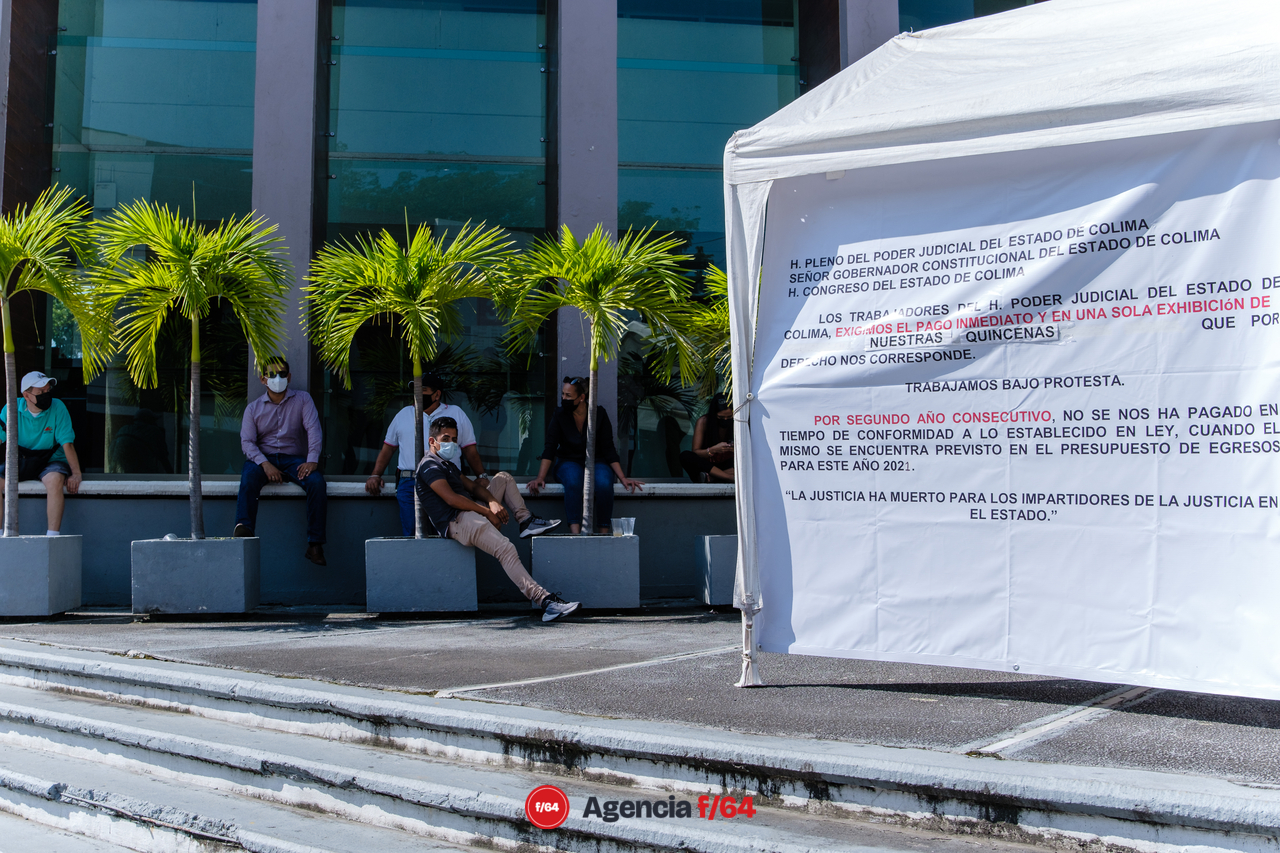 Trabajadores del poder judicial protestan por la falta de pago.