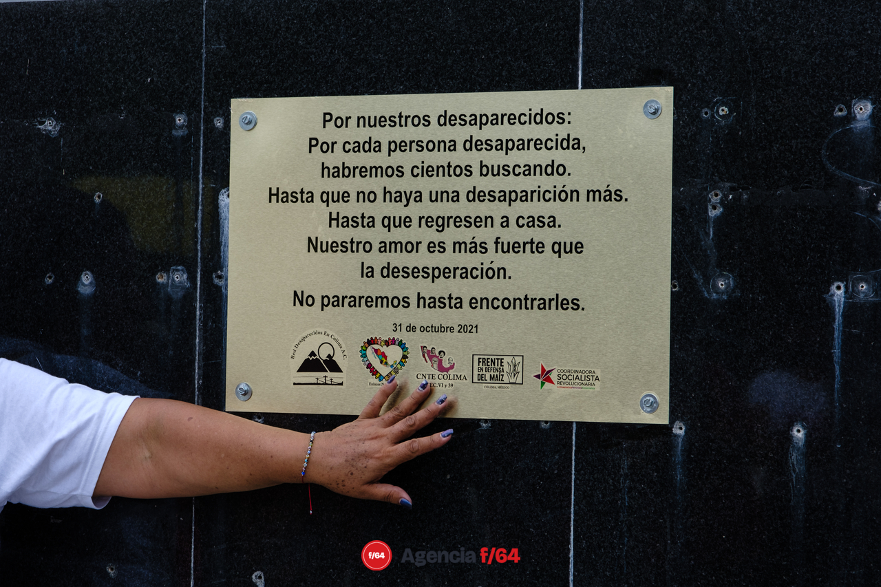 Colocan placa y Olivo en plaza de Las y Los Desaparecidos en Colima