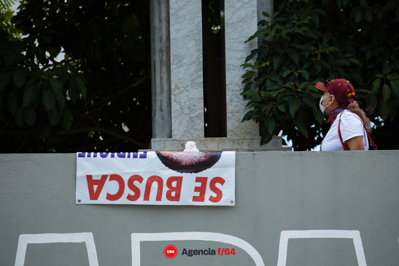 Instalación de lonas con información de desaparecidos en la Plaza de Las y Los Desaparecidos.