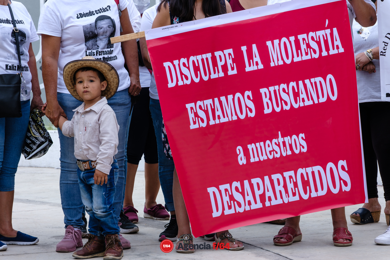 Colocación de la placa en la antigua Plaza de los Colimenses Ilustres, ahora, Plaza de Las y Los Desaparecidos.