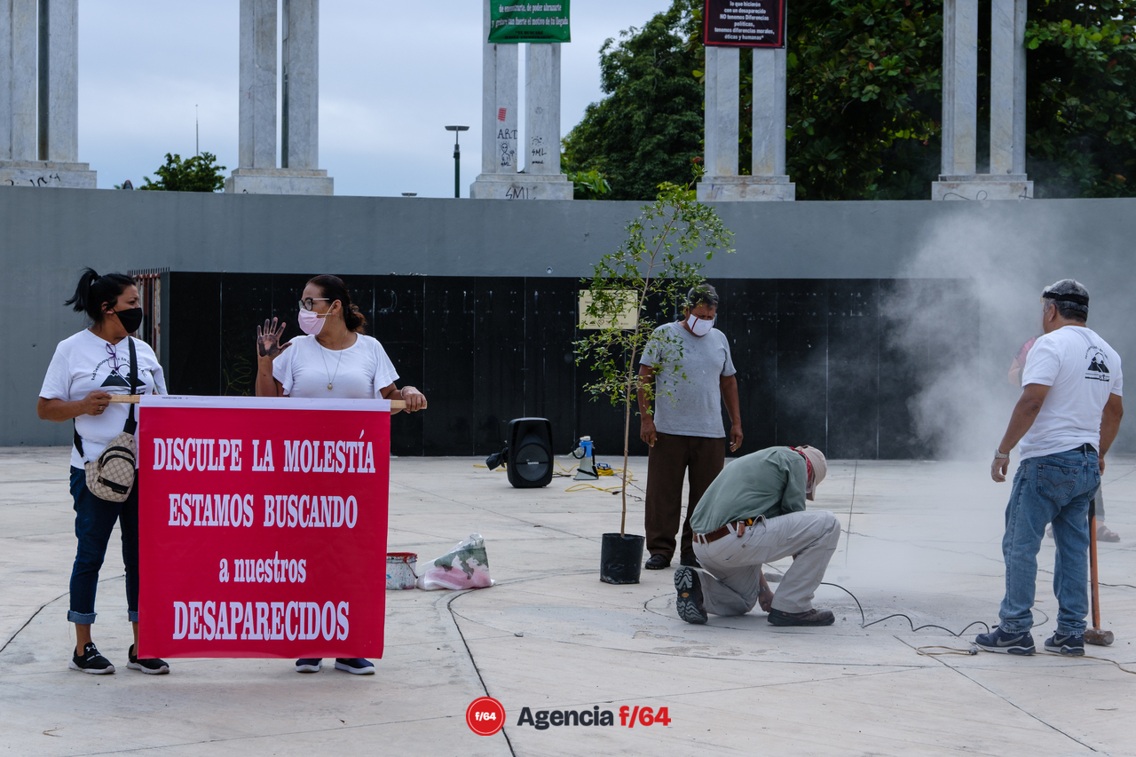 Colocación, por tercera ocasión, de un olivo en la plaza como señal de la paz que anhelan familiares de desaparecidos. No únicamente piden la localización de los suyos, también piden que no haya más desapariciones forzadas.