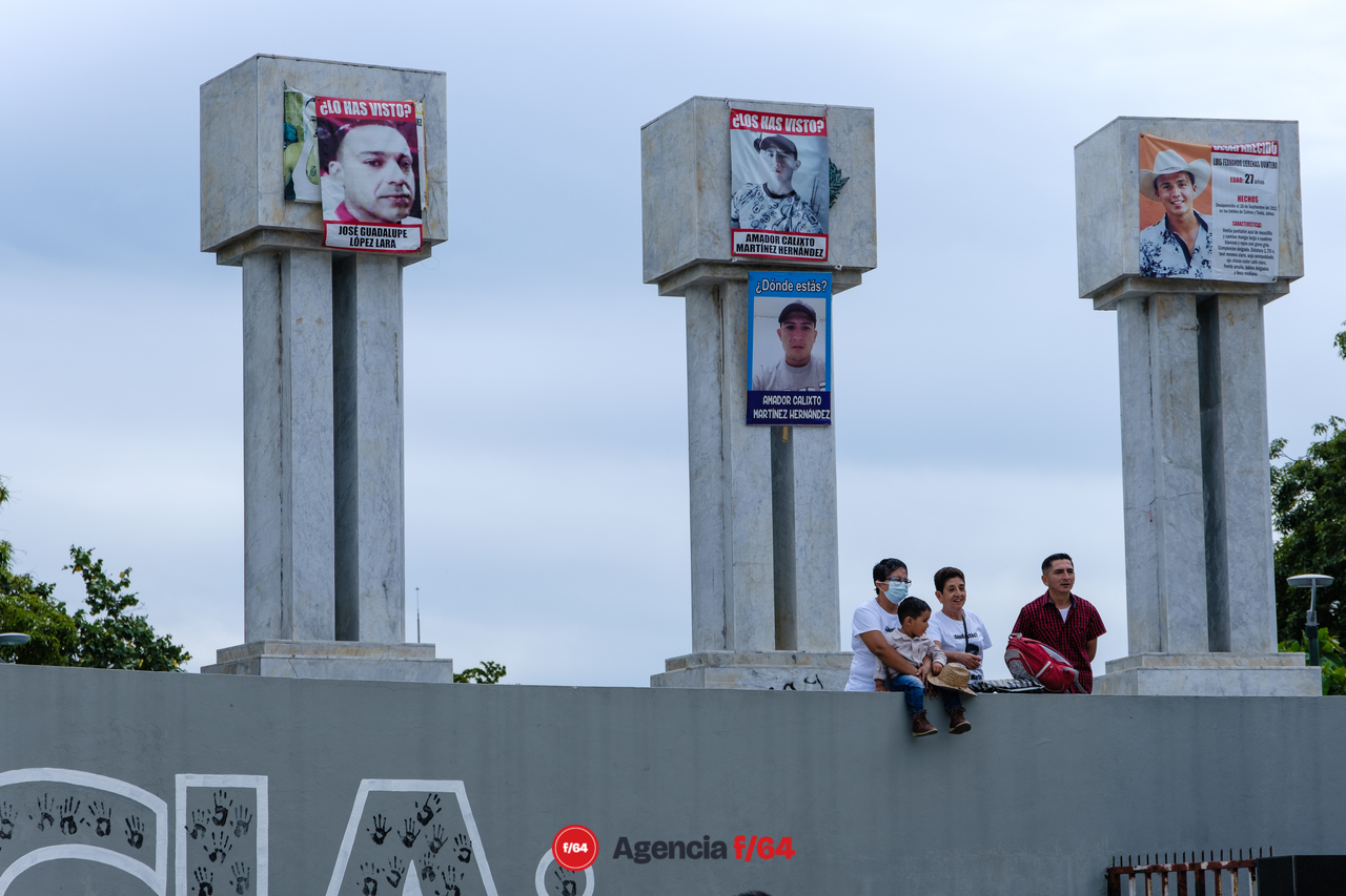 Instalación de lonas con información de desaparecidos en la Plaza de Las y Los Desaparecidos.