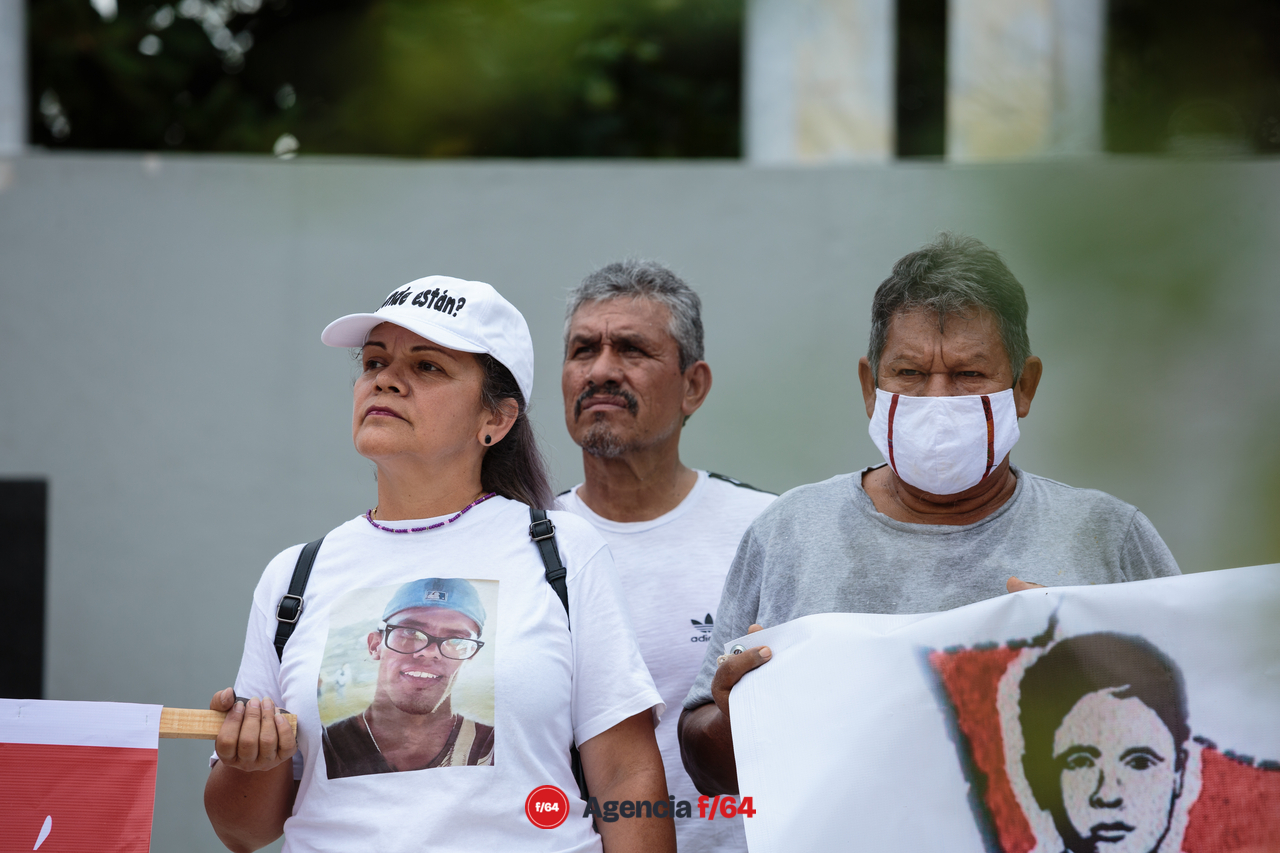 Colocación de la placa en la antigua Plaza de los Colimenses Ilustres, ahora, Plaza de Las y Los Desaparecidos.
