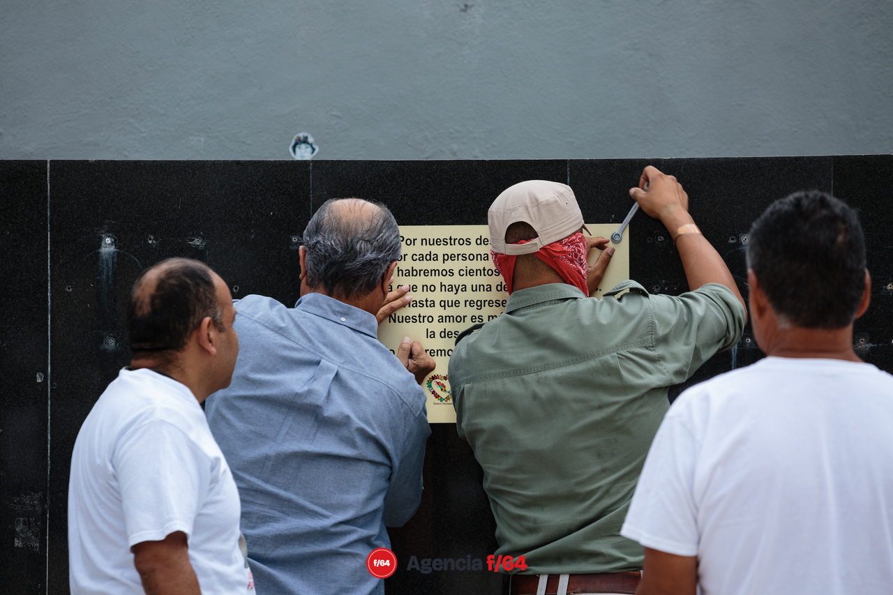 Colocación de la placa en la antigua Plaza de los Colimenses Ilustres, ahora, Plaza de Las y Los Desaparecidos.