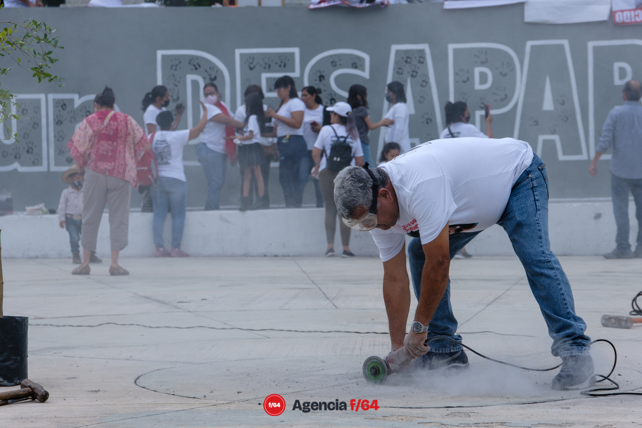 Colocación, por tercera ocasión, de un olivo en la plaza como señal de la paz que anhelan familiares de desaparecidos. No únicamente piden la localización de los suyos, también piden que no haya más desapariciones forzadas.