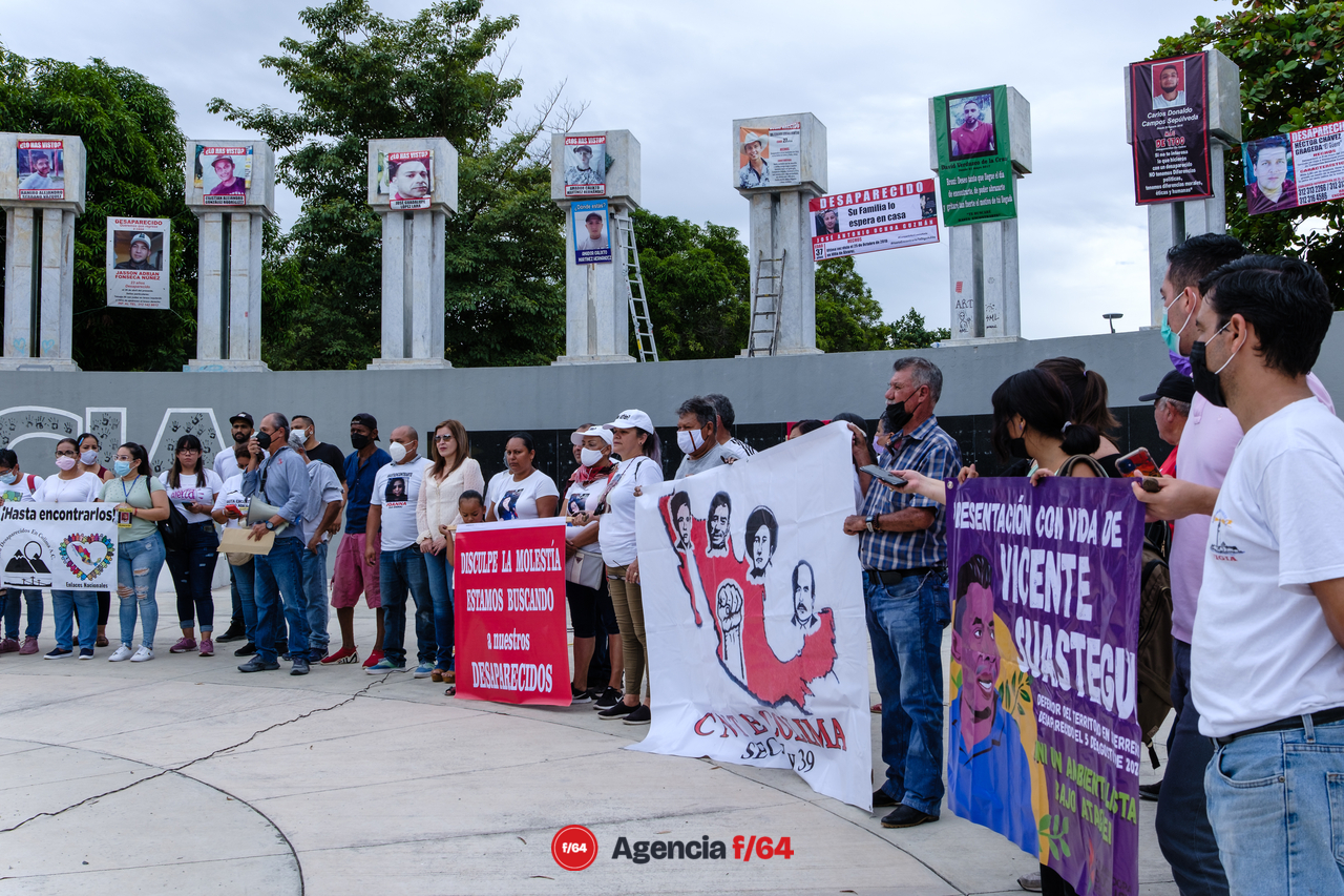 Colocación de la placa en la antigua Plaza de los Colimenses Ilustres, ahora, Plaza de Las y Los Desaparecidos.