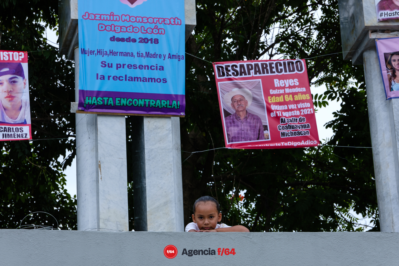 Instalación de lonas con información de desaparecidos en la Plaza de Las y Los Desaparecidos.