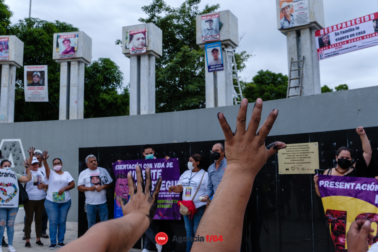 Colocación de la placa en la antigua Plaza de los Colimenses Ilustres, ahora, Plaza de Las y Los Desaparecidos.
