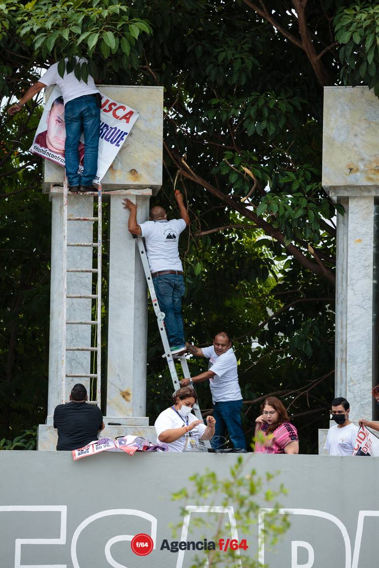 Instalación de lonas con información de desaparecidos en la Plaza de Las y Los Desaparecidos.
