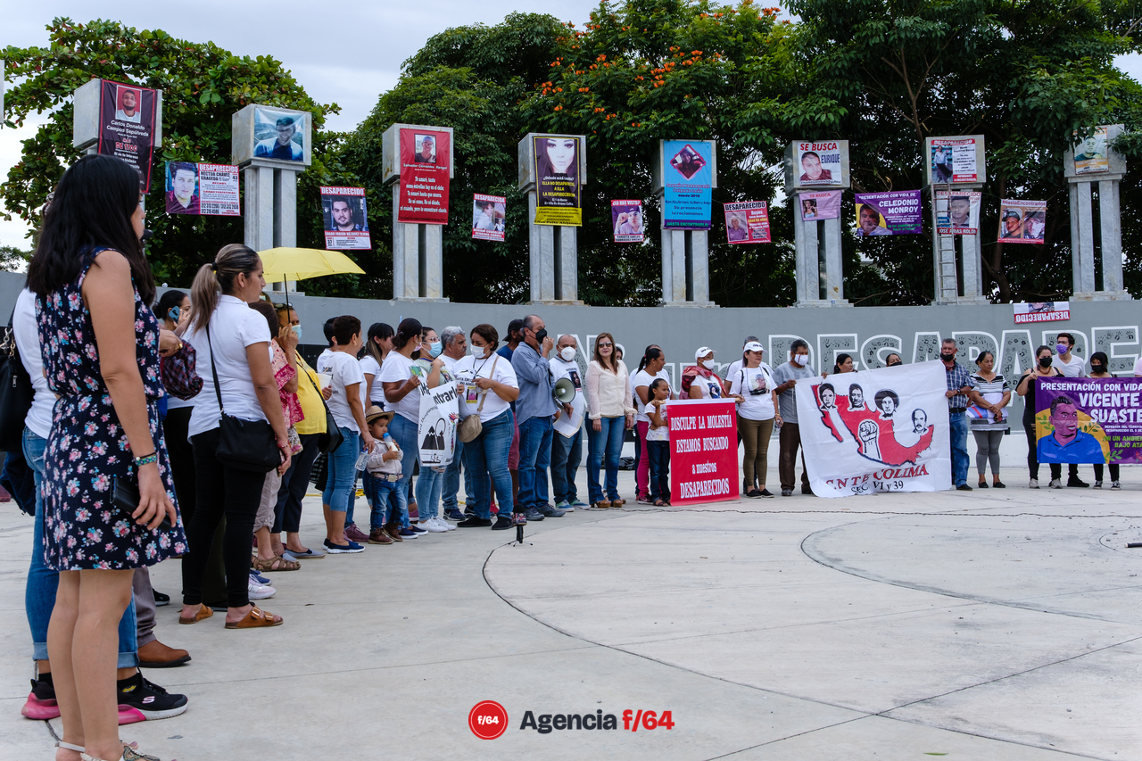 Colocación de la placa en la antigua Plaza de los Colimenses Ilustres, ahora, Plaza de Las y Los Desaparecidos.