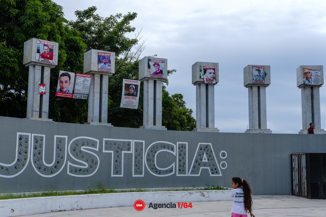 Instalación de lonas con información de desaparecidos en la Plaza de Las y Los Desaparecidos.