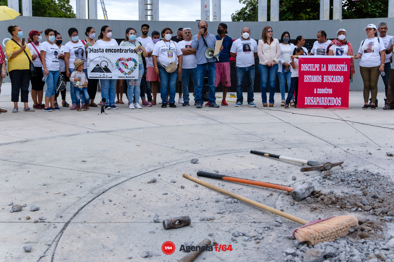 Colocación, por tercera ocasión, de un olivo en la plaza como señal de la paz que anhelan familiares de desaparecidos. No únicamente piden la localización de los suyos, también piden que no haya más desapariciones forzadas.