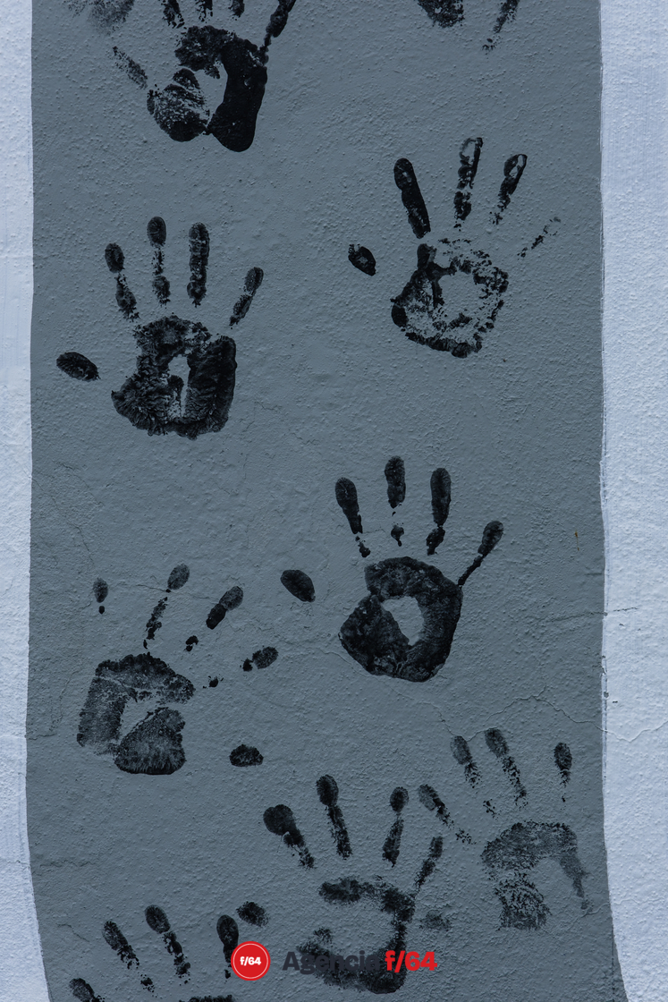 Pinta de nombres de desaparecidos y pinta de huellas de familiares.