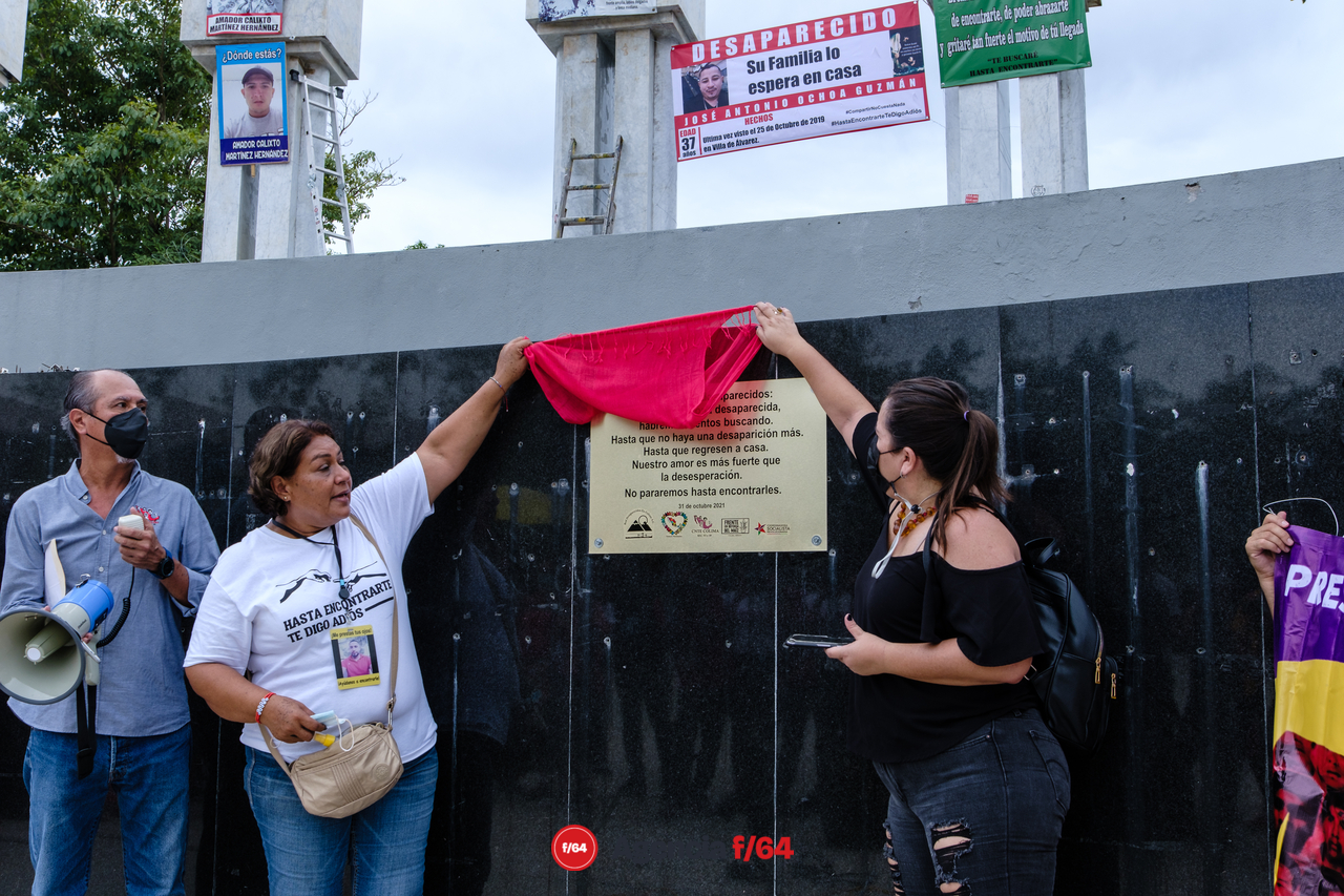 Colocación de la placa en la antigua Plaza de los Colimenses Ilustres, ahora, Plaza de Las y Los Desaparecidos.