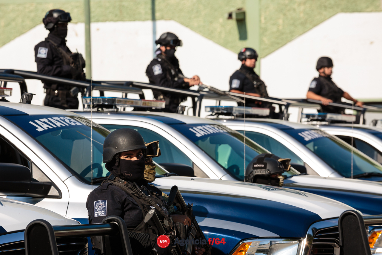 La Gobernadora del Estado de Colima, Indira Vizcaíno Silva, hizo entrega de 53 patrullas a la Policía Estatal. Esto dentro del marco del programa "Calles Seguras".