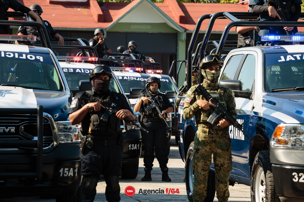 La Gobernadora del Estado de Colima, Indira Vizcaíno Silva, hizo entrega de 53 patrullas a la Policía Estatal. Esto dentro del marco del programa "Calles Seguras".