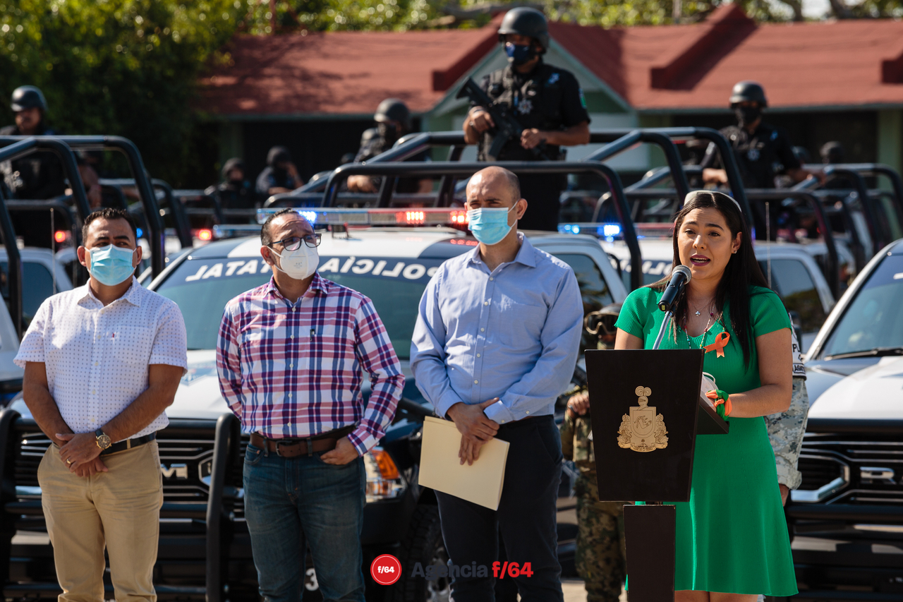 La Gobernadora del Estado de Colima, Indira Vizcaíno Silva, hizo entrega de 53 patrullas a la Policía Estatal. Esto dentro del marco del programa "Calles Seguras".