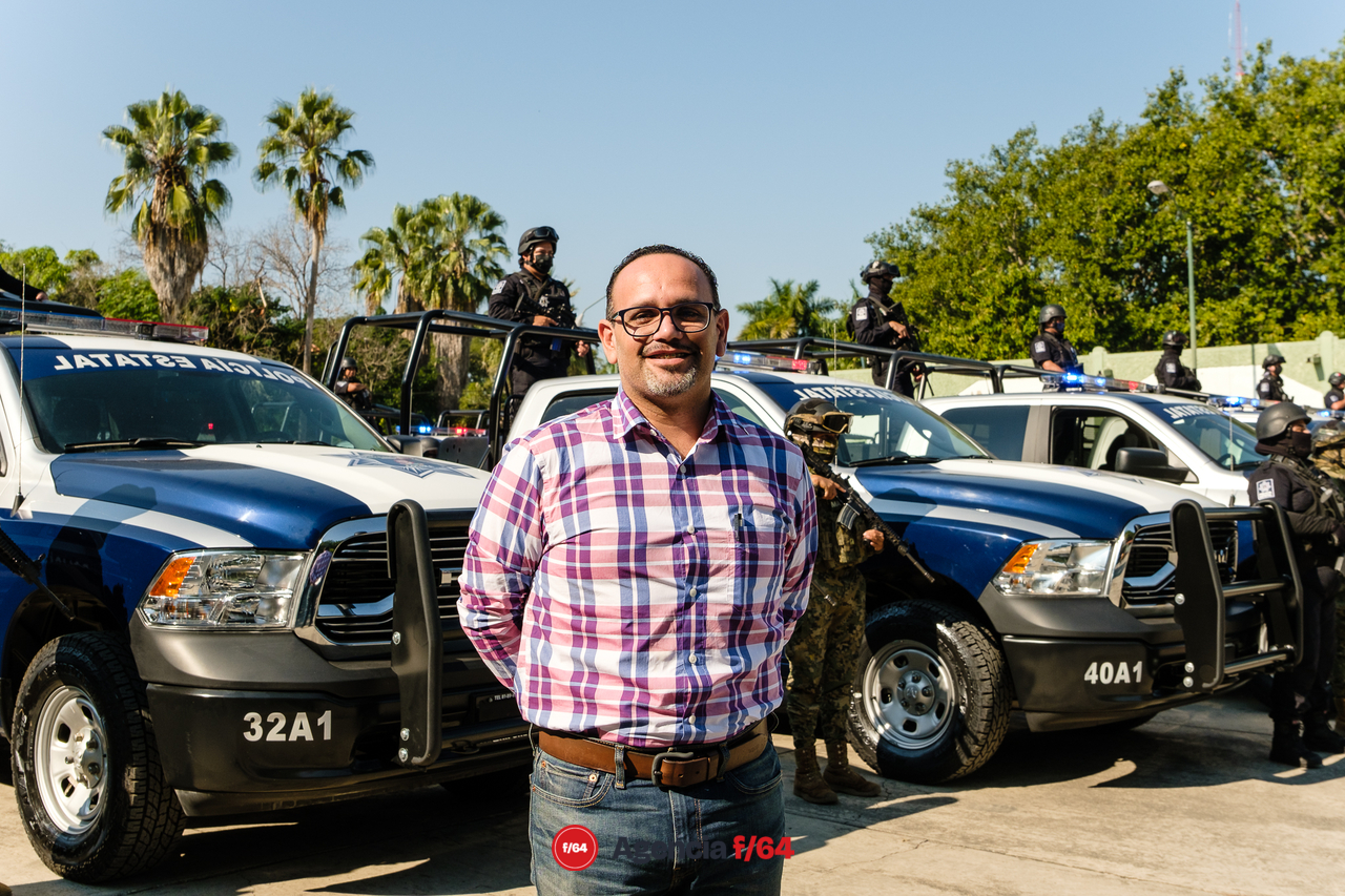 La Gobernadora del Estado de Colima, Indira Vizcaíno Silva, hizo entrega de 53 patrullas a la Policía Estatal. Esto dentro del marco del programa "Calles Seguras".
