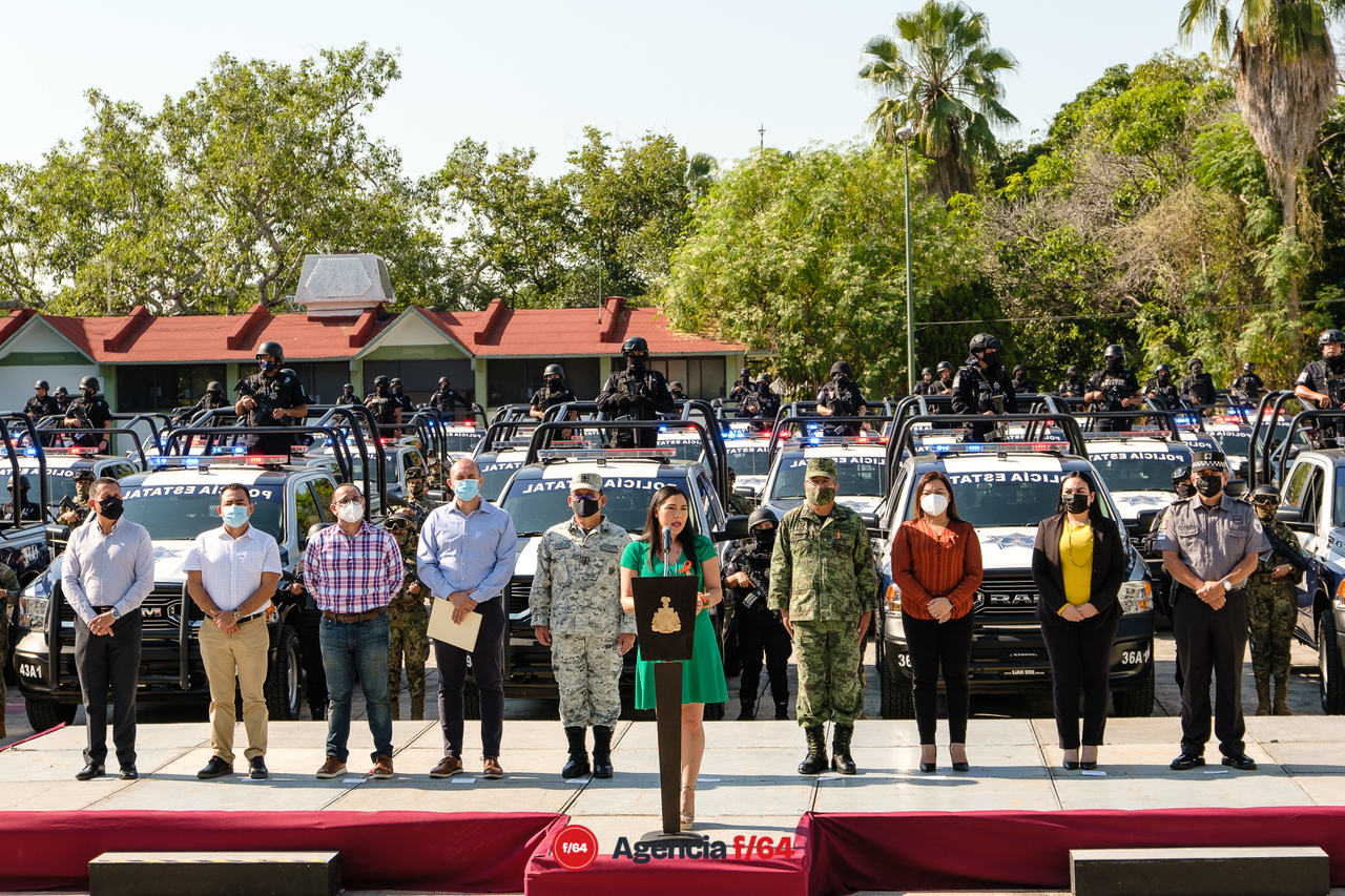 La Gobernadora del Estado de Colima, Indira Vizcaíno Silva, hizo entrega de 53 patrullas a la Policía Estatal. Esto dentro del marco del programa "Calles Seguras".