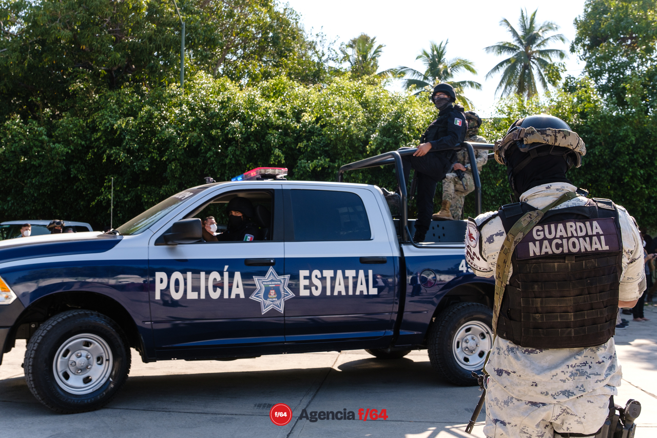 La Gobernadora del Estado de Colima, Indira Vizcaíno Silva, hizo entrega de 53 patrullas a la Policía Estatal. Esto dentro del marco del programa "Calles Seguras".