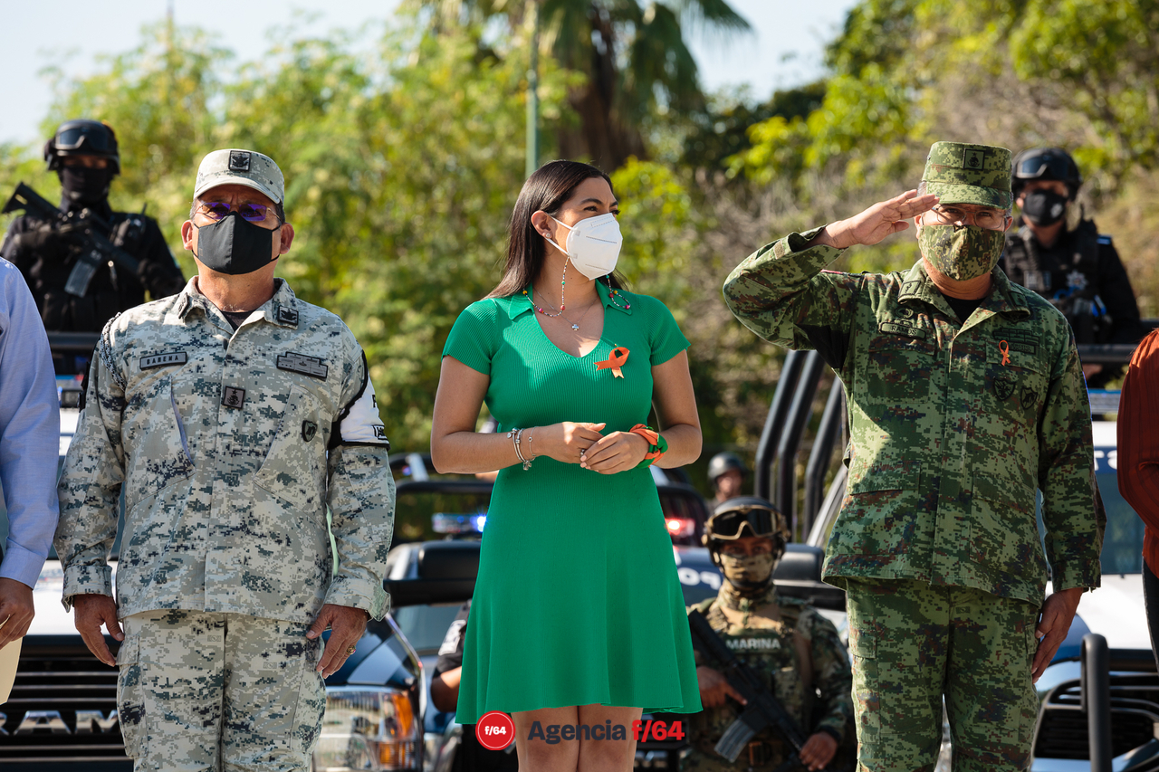 La Gobernadora del Estado de Colima, Indira Vizcaíno Silva, hizo entrega de 53 patrullas a la Policía Estatal. Esto dentro del marco del programa "Calles Seguras".