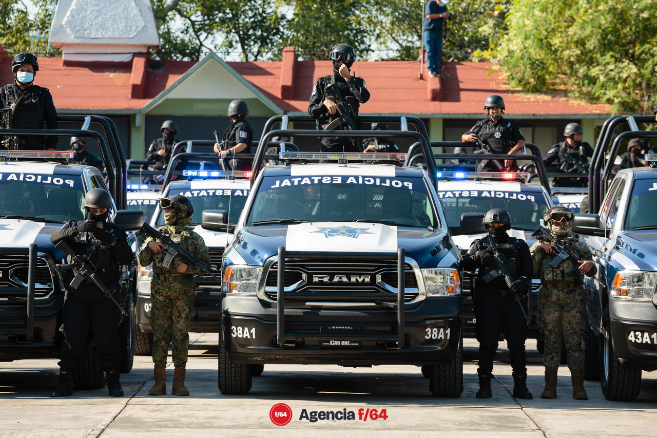 La Gobernadora del Estado de Colima, Indira Vizcaíno Silva, hizo entrega de 53 patrullas a la Policía Estatal. Esto dentro del marco del programa "Calles Seguras".