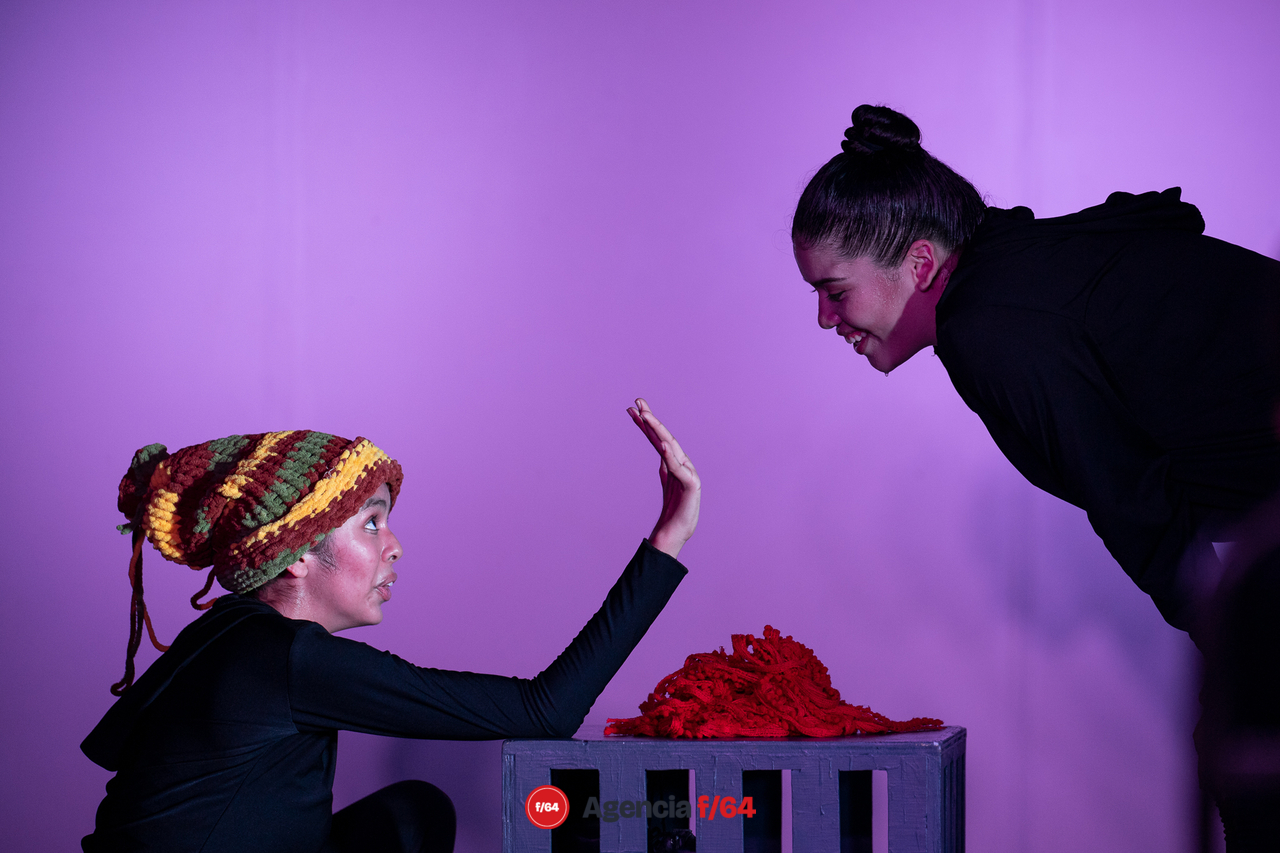 Ana Fletes y Andrea Espinoza, actrices.
Compañía de Teatro Caracol.