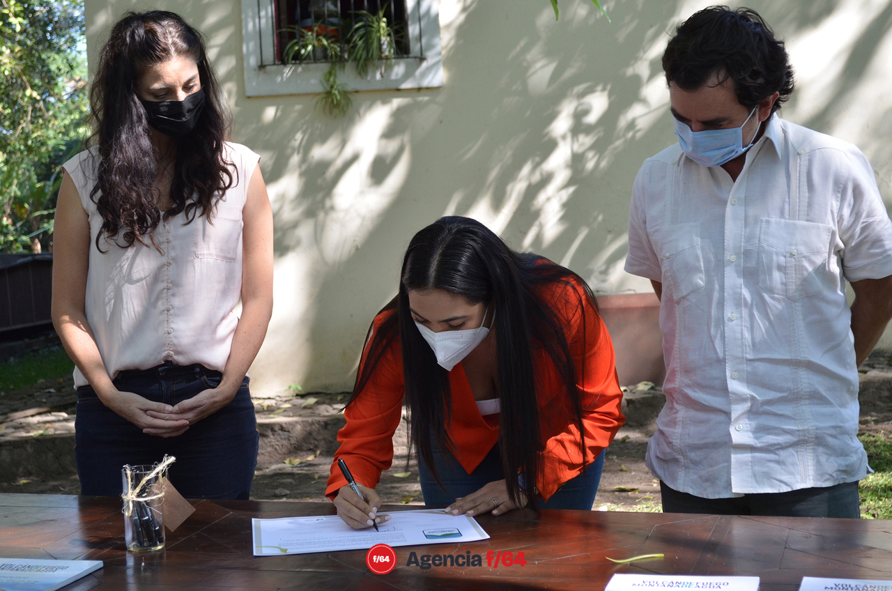 Lic. Indira Vizcaíno Silva, Gobernadora de Colima, firma de convenio